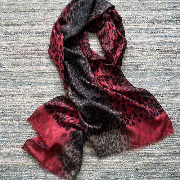 Silk and Cashmere Blend Leopard Long Scarf from Salvatore Ferragamo - Picture 4 of 8